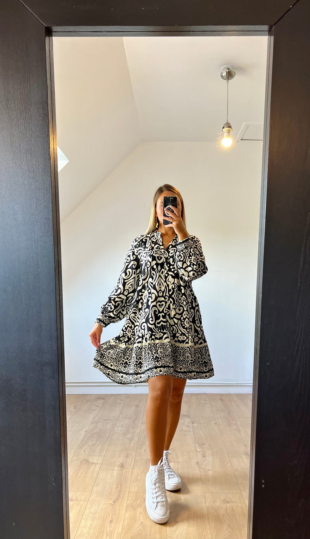 Robe noire à motifs