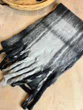 Charger l&#39;image dans la galerie, Grosse écharpe noire et grise
